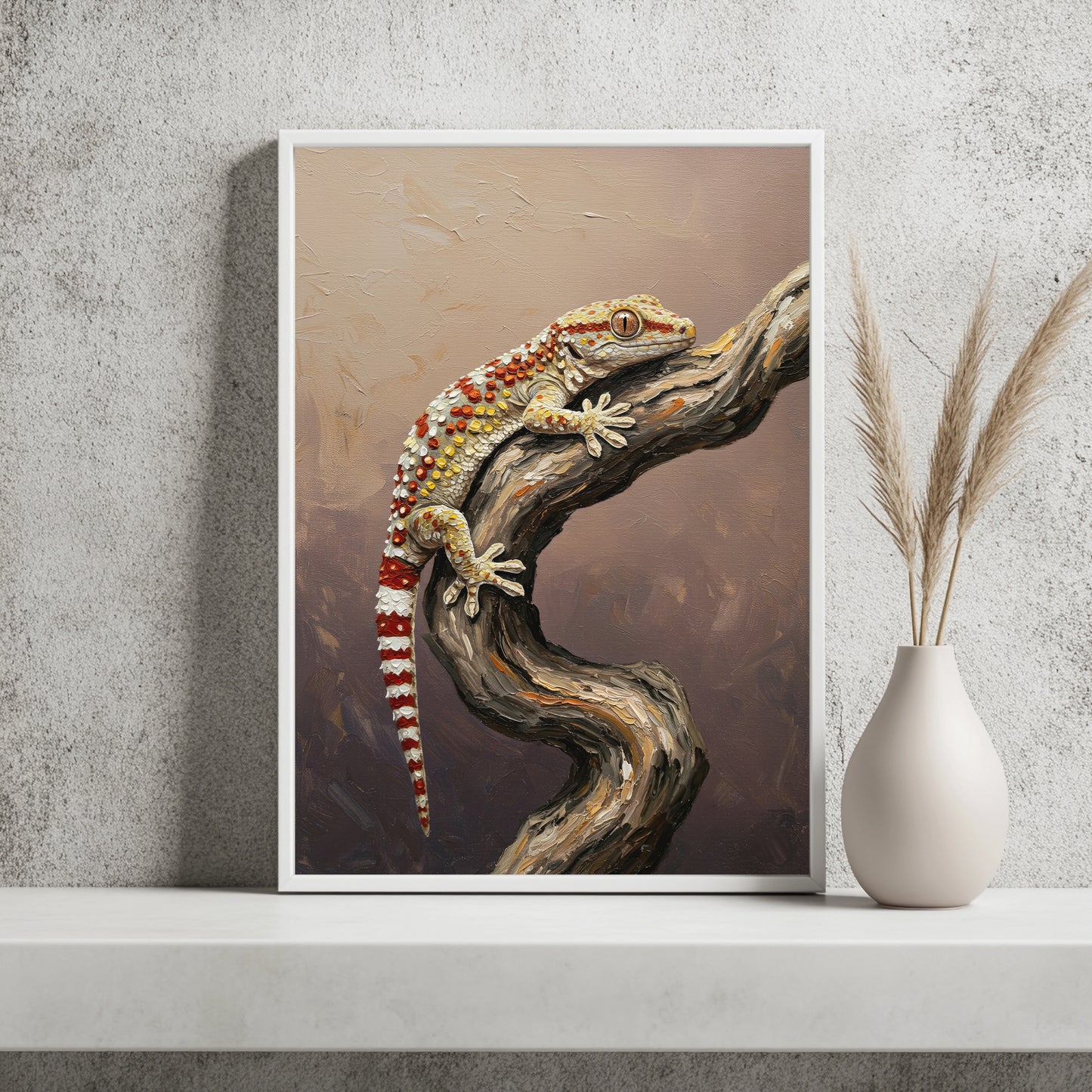 Gemalter Gecko mit rot-goldener Musterhaut auf einem Ast