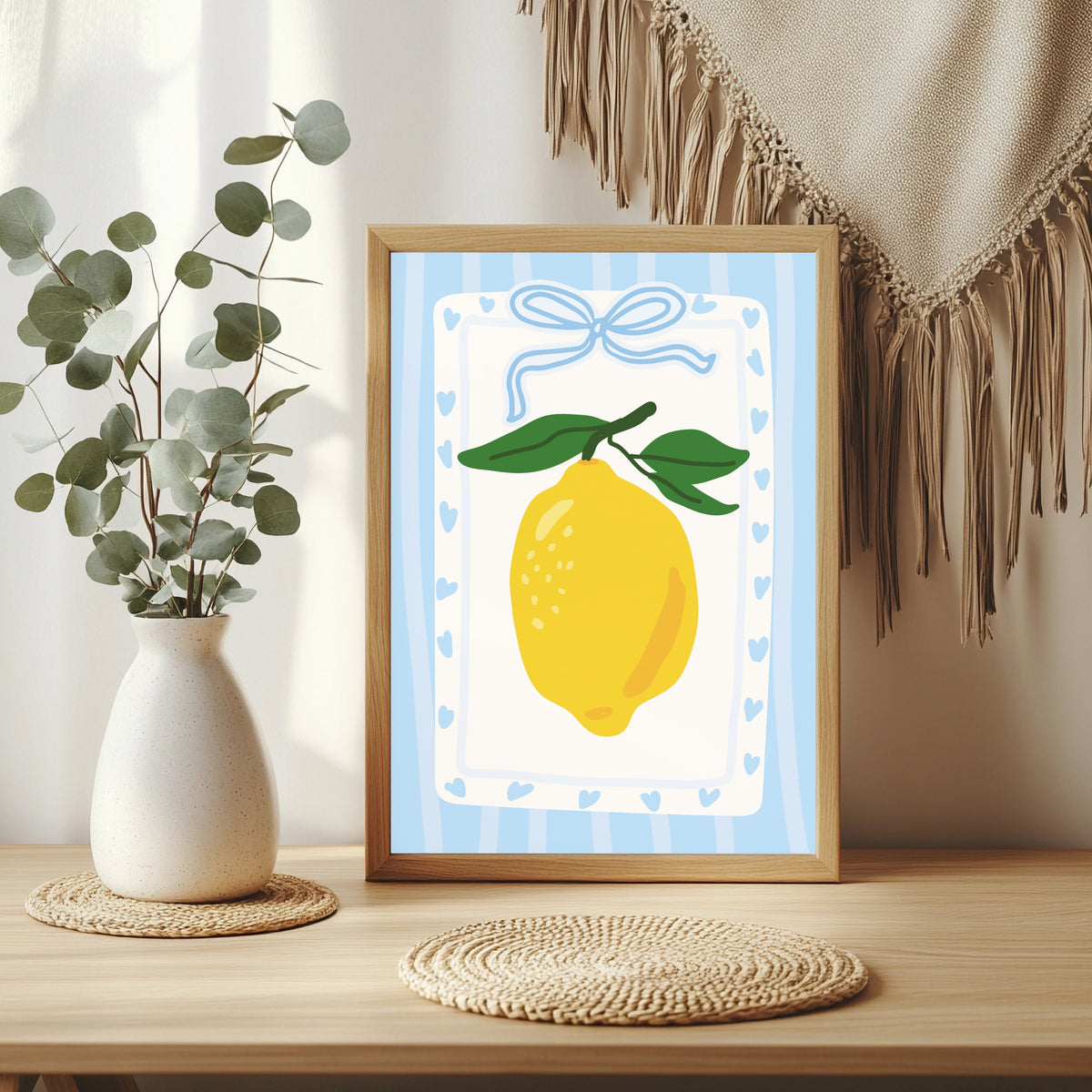 Zitrone im blau-weißen Rahmen Poster – Raumansicht 3