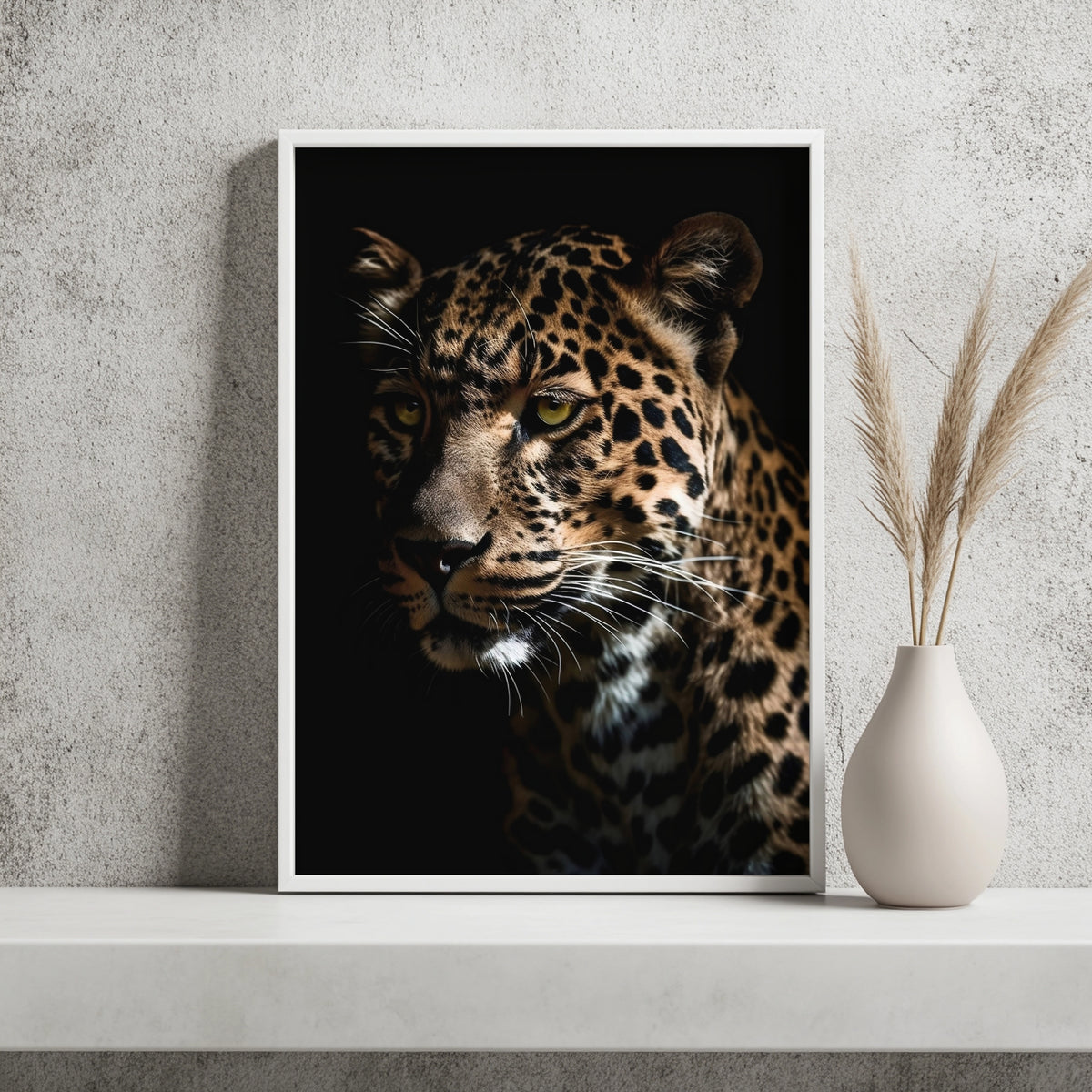 Leopard vor schwarzem Hintergrund Poster – Raumansicht 2
