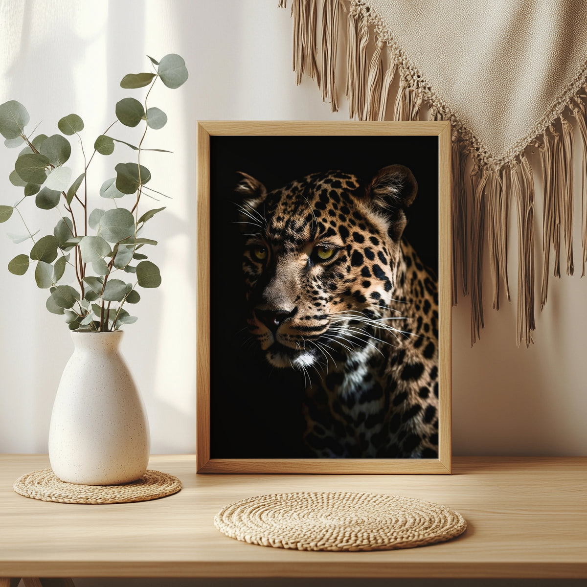 Leopard vor schwarzem Hintergrund Poster – Raumansicht 3