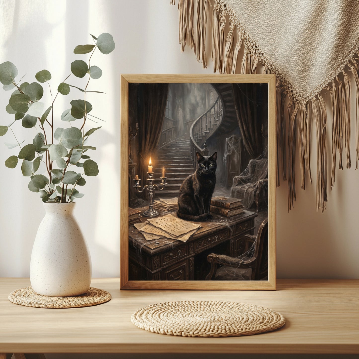 Schwarze Katze in der alten Bibliothek Poster – Raumansicht 3