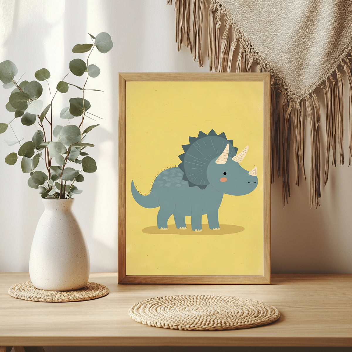 Triceratops auf gelbem Hintergrund Poster – Raumansicht 3