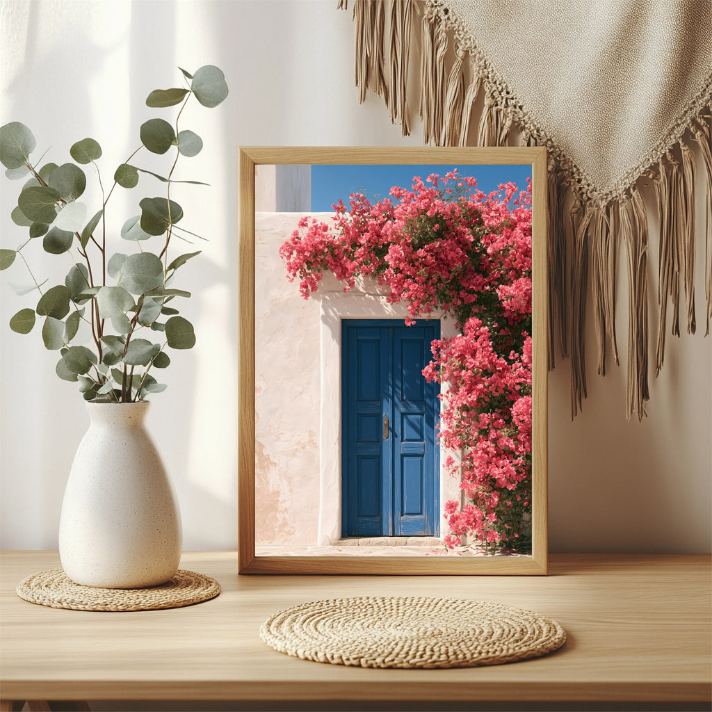 Blaue Tür mit Bougainvillea Poster – Raumansicht 3