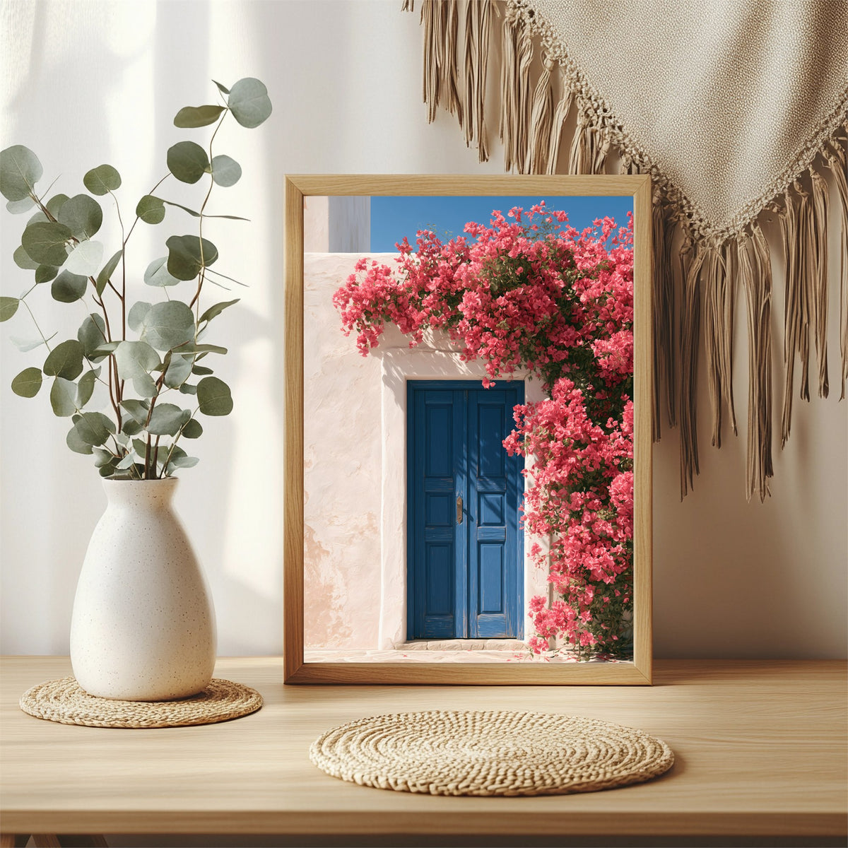 Blaue Tür mit Bougainvillea Poster – Raumansicht 3