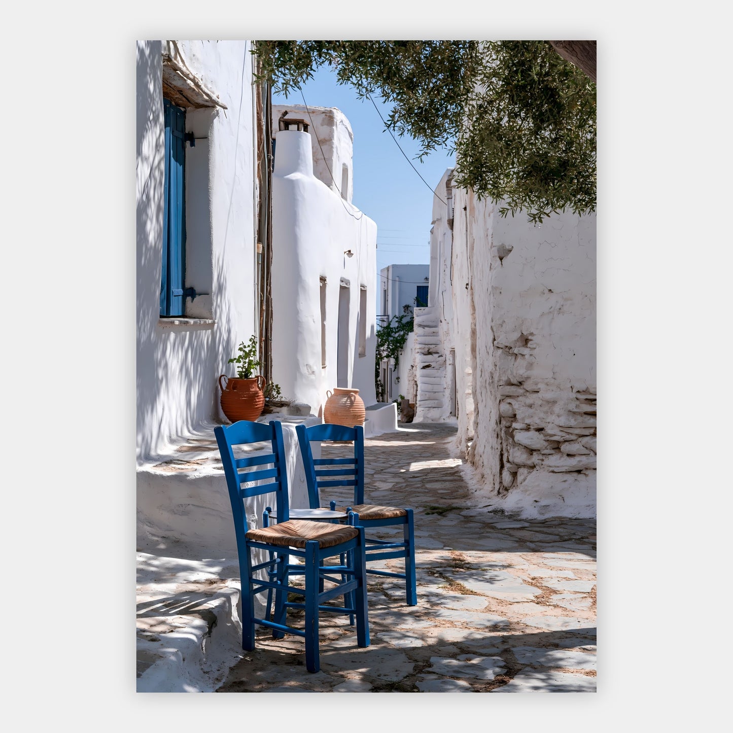 Weiße Gasse mit blauen Stühlen Poster – Freisteller