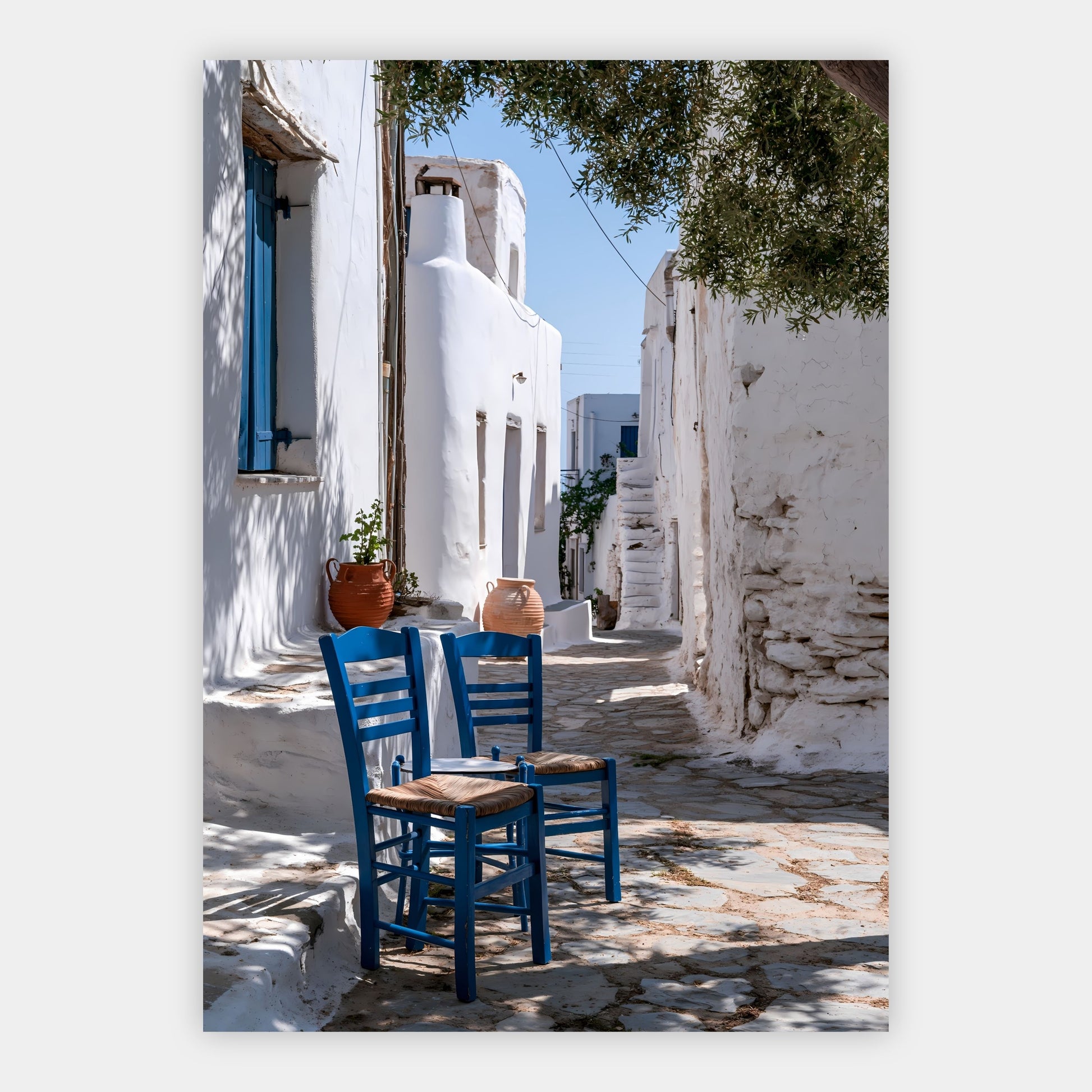 Weiße Gasse mit blauen Stühlen Poster – Freisteller