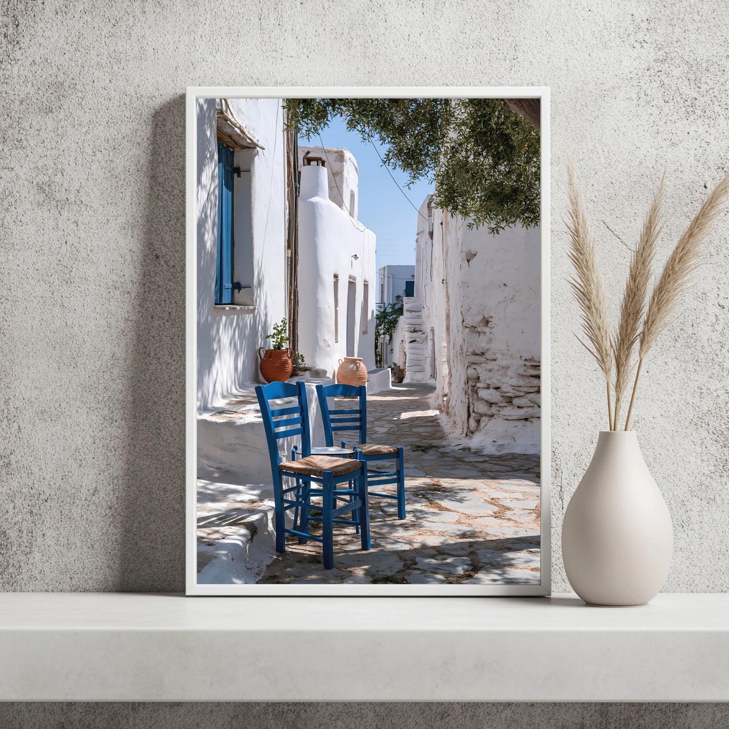 Weiße Gasse mit blauen Stühlen Poster – Raumansicht 2