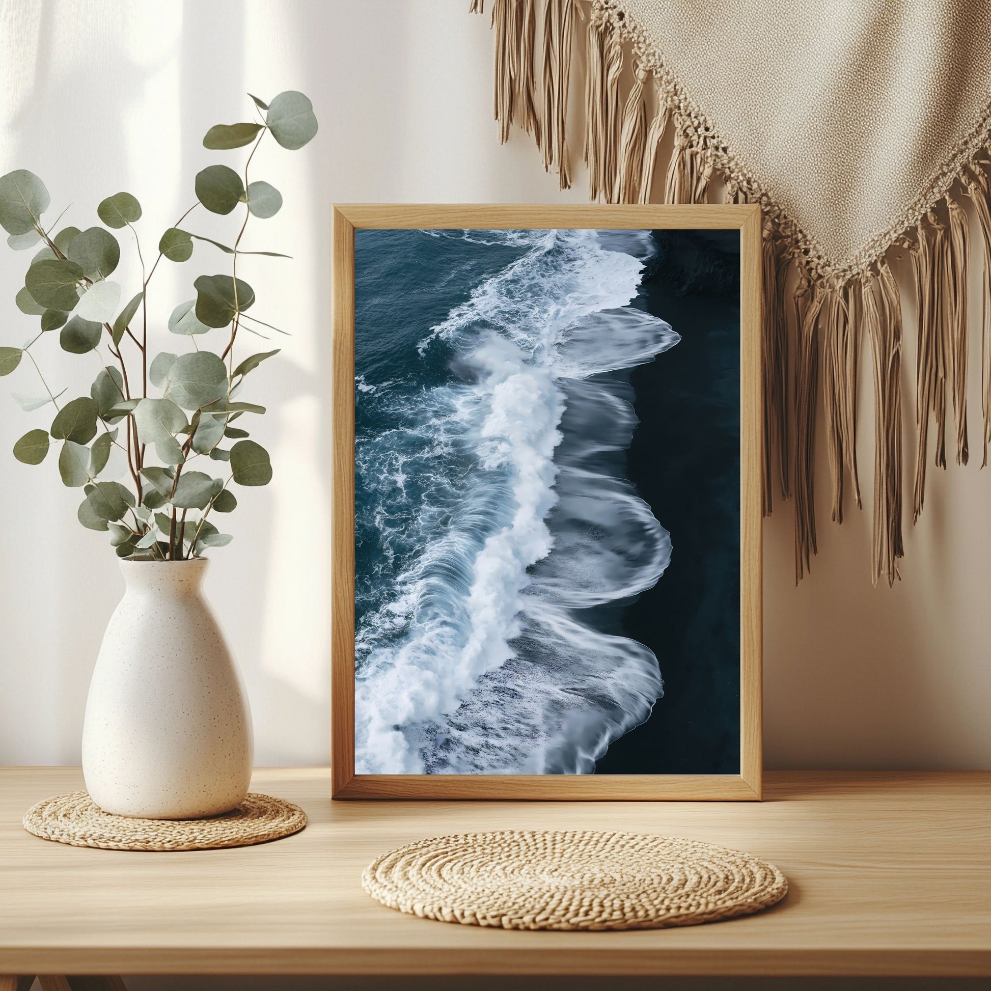 Schwarzer Strand und Brandung Poster – Raumansicht 3