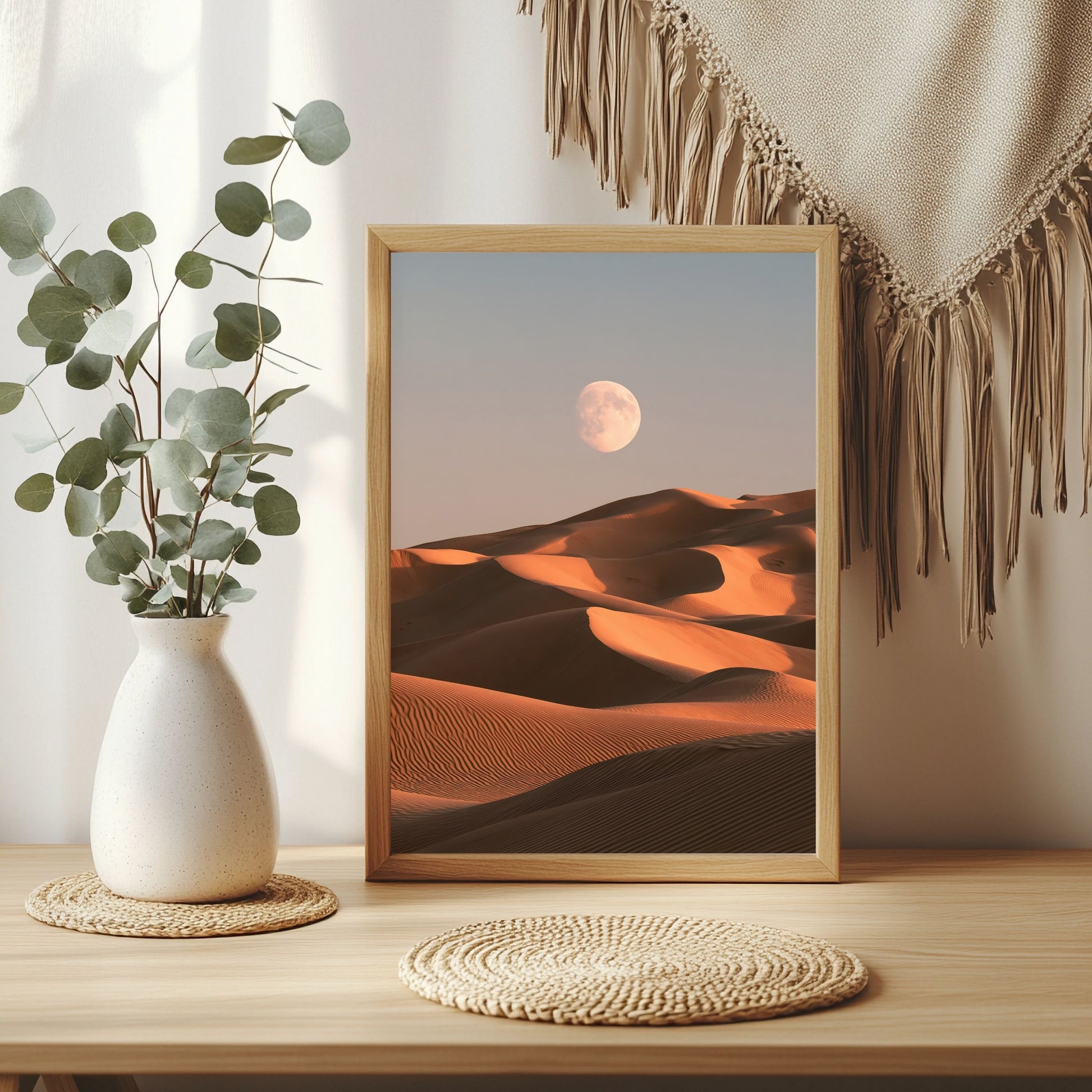 Wüste mit Mond Poster – Raumansicht 3