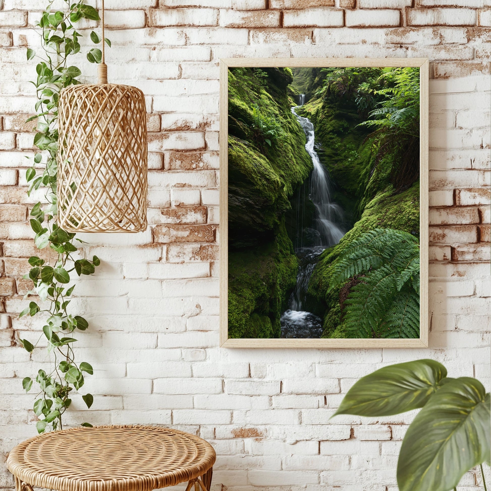 Wasserfall im Farnwald Poster – Raumansicht 1