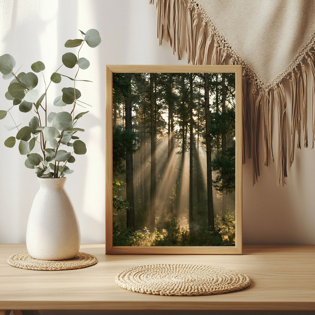 Sonnenstrahlen im Kiefernwald Poster – Raumansicht 3