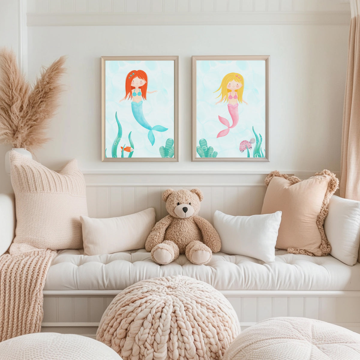 Kinderzimmer Poster Set mit zwei Meerjungfrauen in Türkis und Rosa in einer Unterwasserwelt über einer Sitzbank