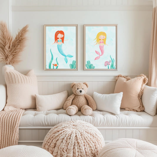 Kinderzimmer Poster Set mit zwei Meerjungfrauen in Türkis und Rosa in einer Unterwasserwelt über einer Sitzbank