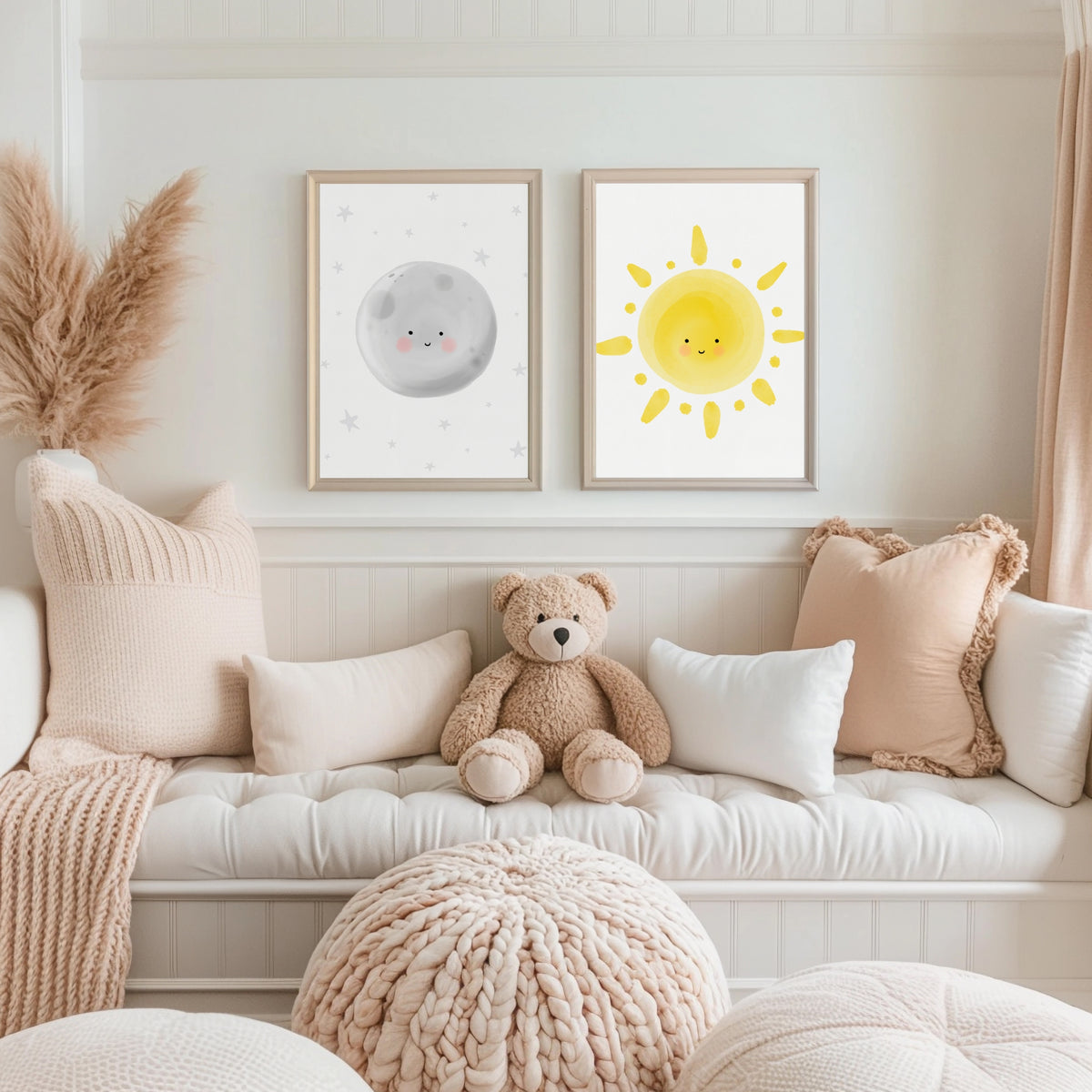 Kinderzimmer Poster Set mit lächelndem Mond und fröhlicher Sonne in Grau und Gelb über einer Sitzbank