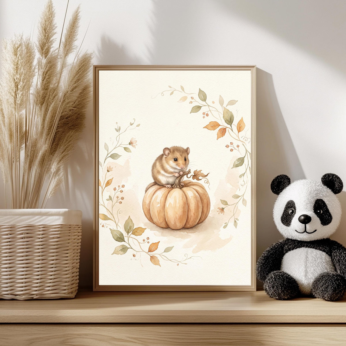 Maus auf einem Kürbis zwischen herbstlichen Pflanzen